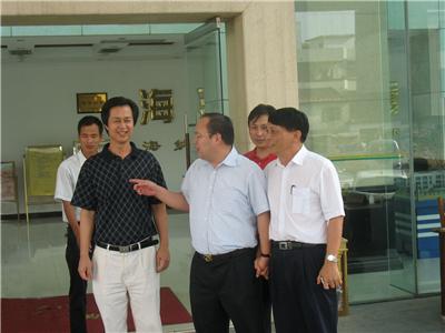 广西壮族自治区科技厅厅长曹坤华（左二）与施忠旗董事长合影留念